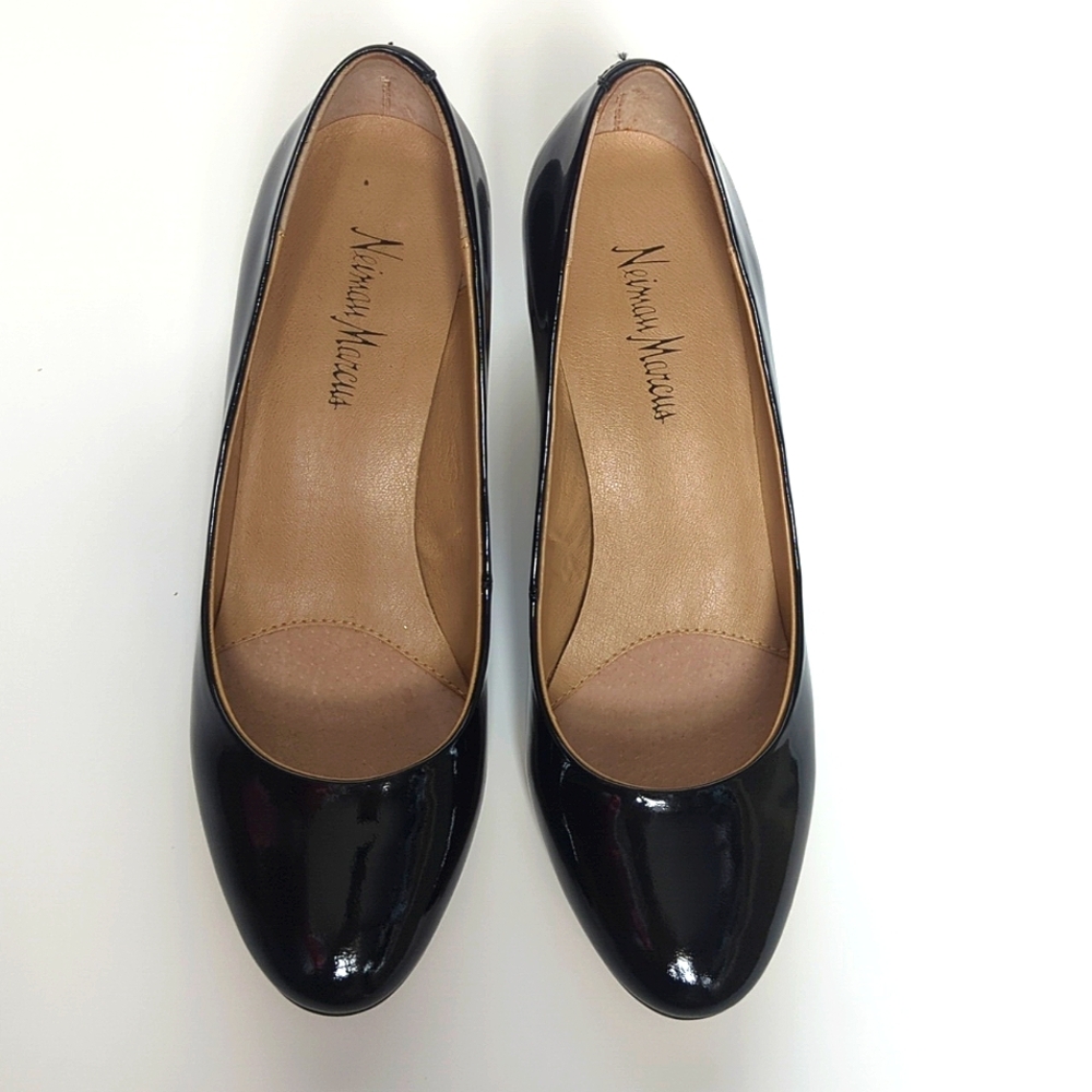 Neiman Marcus Black Patent Leather Round Toe Pumps Size 6M